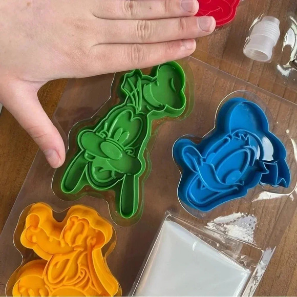 Williams Sonoma Disney Mickey & Friends Impression Cookie Cutter Kit New in Box - Picture 4 of 5